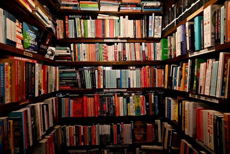 スタッフが選ぶ、静かな夜に読みたい本